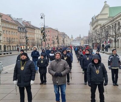 Guerreros del Rosario en las calles de Polonia