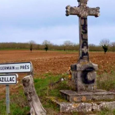 Un calvario en la Dordoña marcado con las palabras «Islam» y una luna creciente