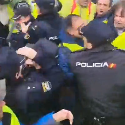 Los agricultores españoles expulsan a la policía de su manifestación