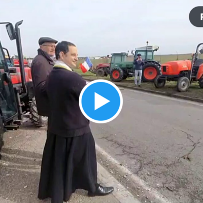 Una imagen conmovedora y reconfortante: agricultores bendecidos ayer por un cura cerca de Bergerac