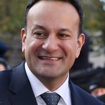 Dimite el primer ministro irlandés homosexual Leo Varadkar