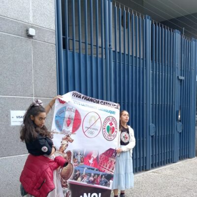 Miembros de Civitas Mexico fueron a manifestar frente a la Embajada de Francia en Mexico en contra de las blasfemias de los Olympicos 2024 en Paris