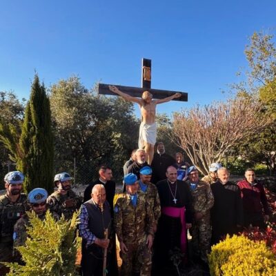 El crucifijo derribado por le ejército israelí fue reemplazado.