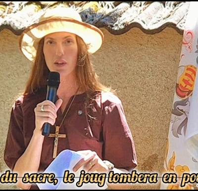 Vídeo del discurso pronunciado por Cassandre Fristot durante la peregrinación por Francia a Domrémy: el día de la unción, el yugo se pudrirá